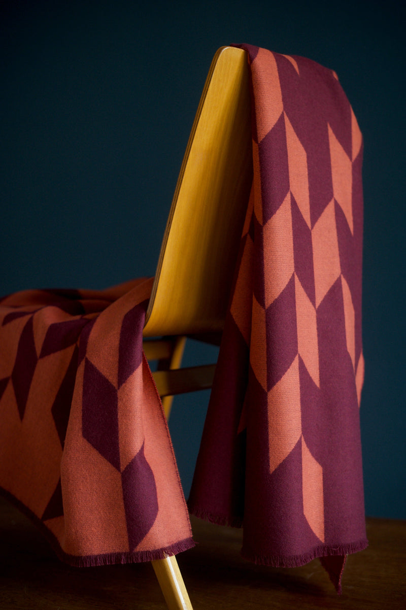 Weiche wärmende Luxus Wolldecke Berlin in orange  burgund rot aus Merinowolle in rot orange und gewebt in Italien für Sofa oder Terrasse und zum Einkuscheln im Herbst und Winter
