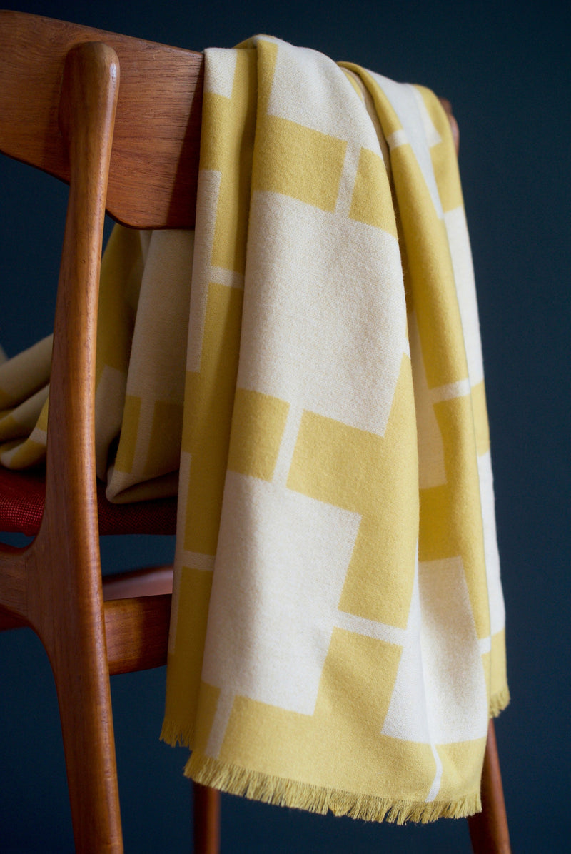 Wolldecke und exquisites Plaid in gelb beige doubleface Design gewebt aus Extra Fine Merino – Catharina Mende