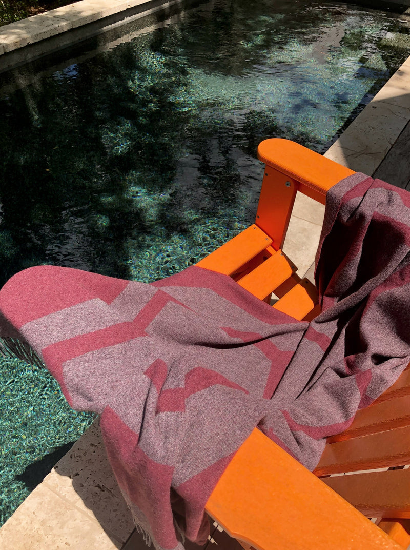 Reisedecke aus Yak und Merino in Farbe Aubergine am Pool über Adirondack Chair in Ferienhaus auf Kiawah Island