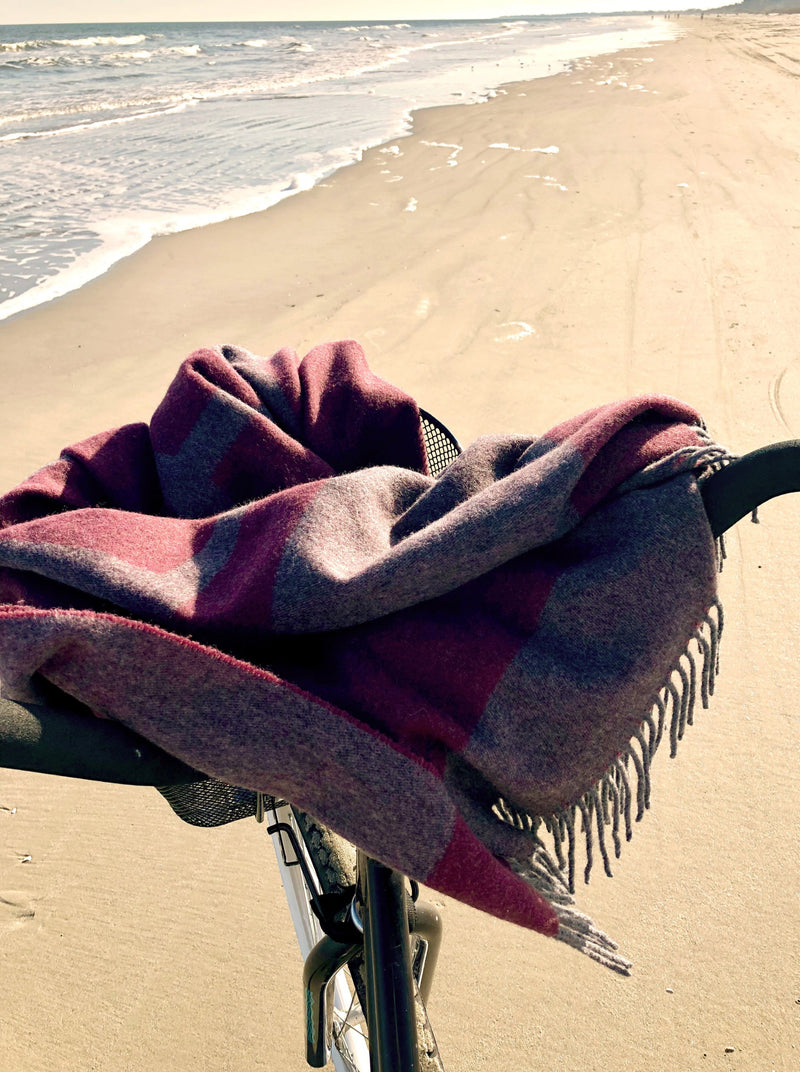 Reisedecke aus Wolle in Fahrradkorb auf Beach Cruiser Bike am Strand von Kiawah Island und als Fashion Accessoire