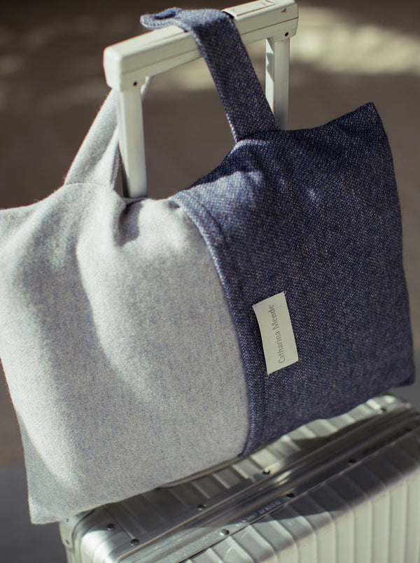 Schal und Reisedecke als Rimowa Koffer Accessoire in blau weiss für Zugreisen im maritimen Stil mit reduziertem Muster aus Merino und Seide hochwertig gewebt als zeitloses Accessoire für Mode in nordischem Design mit Nachhaltigkeit als das perfekte Geschenk zum Stylen