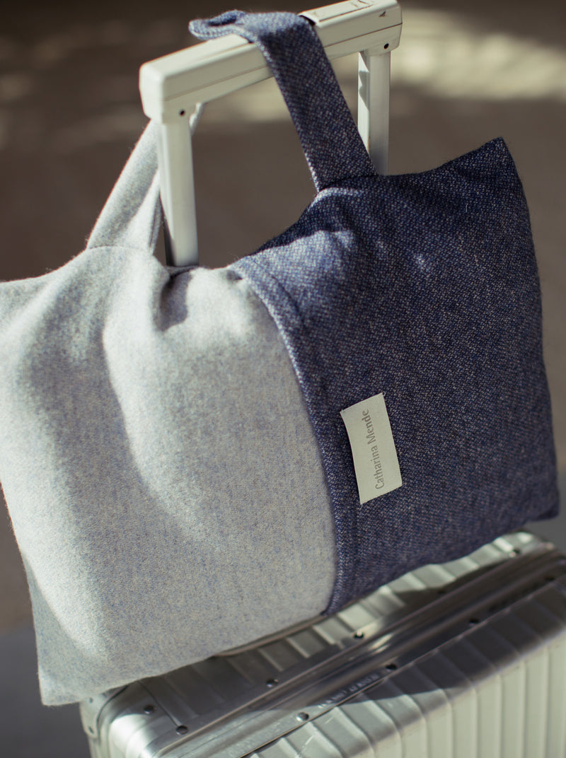 Schal und Reisedecke als Rimowa Koffer Accessoire in blau weiss für Zugreisen im maritimen Stil mit reduziertem Muster aus Merino und Seide hochwertig gewebt als zeitloses Accessoire für Mode in nordischem Design mit Nachhaltigkeit als das perfekte Geschenk zum Stylen