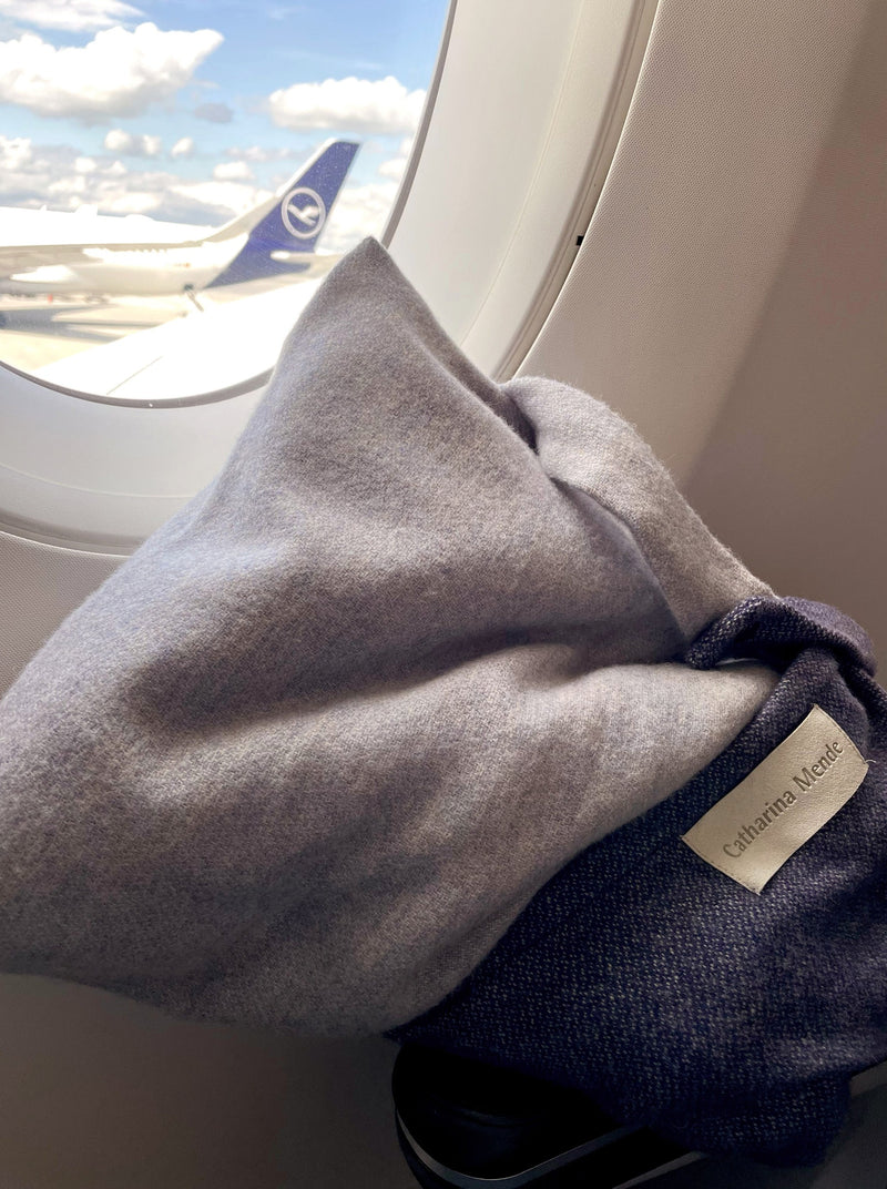 Reisedecke in der Lufthansa Premium Economy Class und für Langstreckenflug zum Einkuscheln und als Reise Accessoire für das Handgepäck