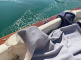 Hochwertige Reisedecke auf Riva und Boesch Boot zum einkuscheln und als Keypiece Sommer Accessoire