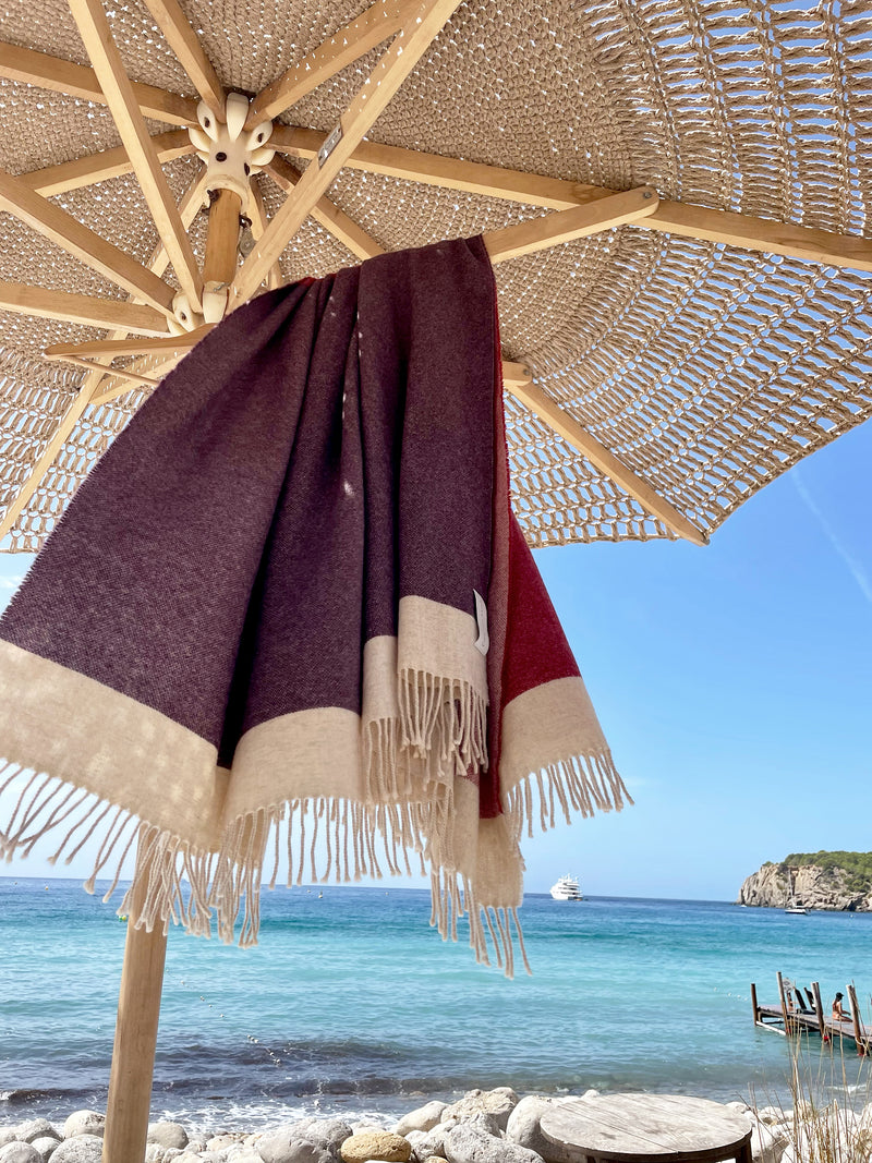 Reisedecke für Reisen auf Ibiza Jondal aus Yakwolle und Merino in rot und lila als Fashion Sccessoire