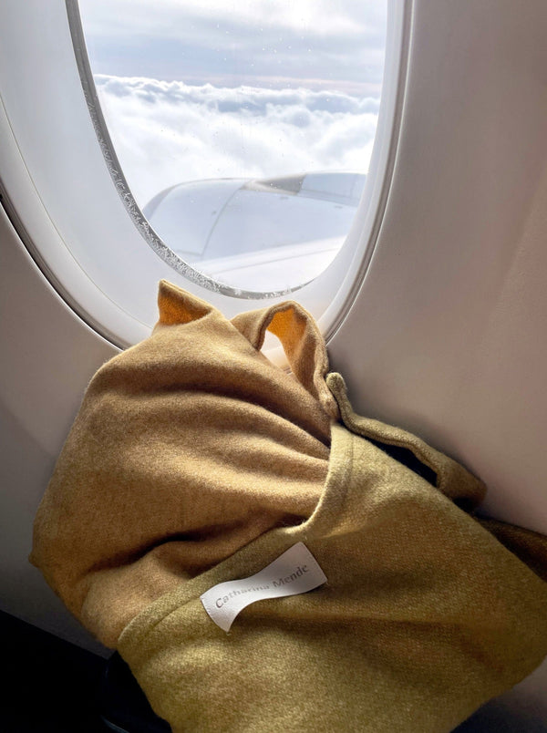 Reisedecke aus Merino Wolle und Yak Wolle in Gelb Grün in der Premium Economy Class Lufthansa und als Accessoire zum einkuscheln und schlafen bei Klimaanlage 