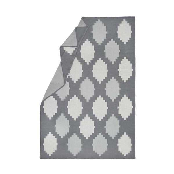 Wolldecke mit buntem grauem grafischen Muster aus Merino und Mohair gestrickt als zeitloses Plaid für ein lebendiges Interieur in luxuriösem Design und Nachhaltigkeit und das perfekte Geschenk für stilvolles Wohnen und Wohlfühlen