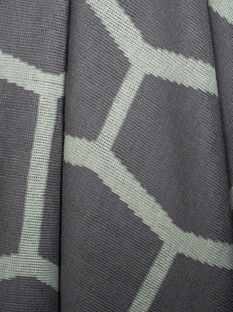 Wolldecke mit buntem grafischen grau mintfarben Muster aus Merino und Mohair gestrickt als zeitloses Interieur-Accessoire für Stil zu Hause in luxuriösem Design und Nachhaltigkeit und das perfekte Geschenk für Wohnzimmer und Stil Liebhaber