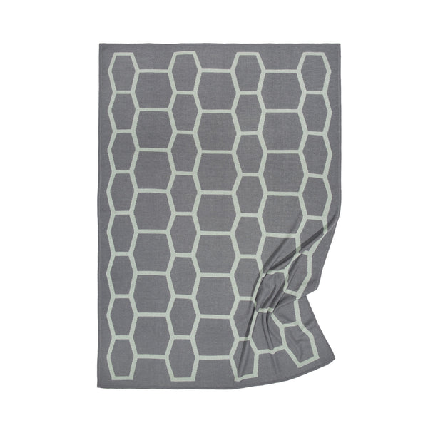 Wolldecke mit buntem grau mintfarben grafischen Muster aus Merino und Mohair gestrickt als zeitloses Plaid für ein lebendiges Interieur in luxuriösem Design und Nachhaltigkeit und das perfekte Geschenk für stilvolles Wohnen und Wohlfühlen