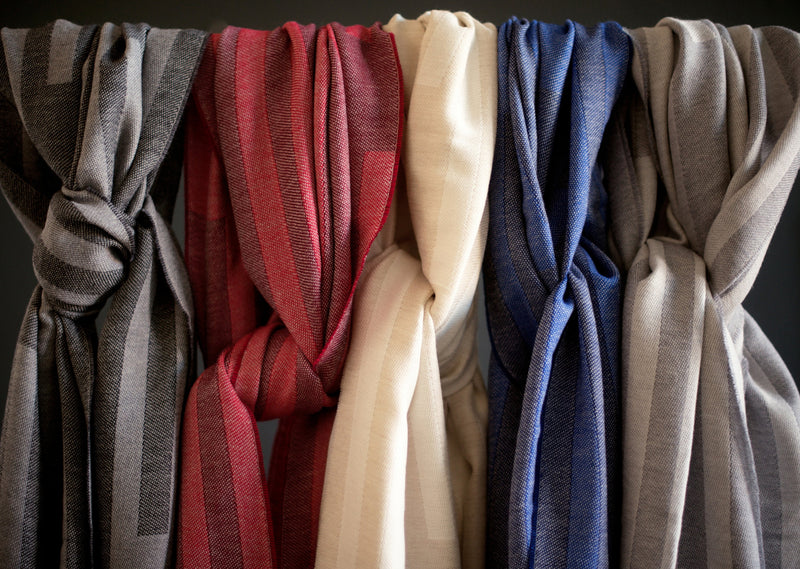 Schal mit Streifen Muster aus Merino gewebt als zeitloses Accessoire für Mode in Streifen Design mit leuchtenden Farben und Nachhaltigkeit und als perfektes Geschenk als Keypiece