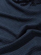 Tagesdecke und Bettüberwurf in blau Fischgrät Muster aus Merino gewebt für Schlafzimmer Interieur für Stil mit luxuriösem Design und Nachhaltigkeit und Handwerkskunst für Dekor und Cozy Gefühl auch als Fussdecke