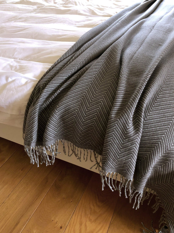 Tagesdecken und Bettüberwürfe gewebt aus Merino für Schlafzimmer und Bett – Catharina Mende