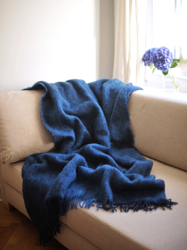 Wolldecke Berlin und Kuscheldecke und Mohairdecke mit leuchtender Farbe blau gewebt aus Mohair und Wolle als zeitloses Plaid und Wolldecke für ein lebendiges Interieur in luxuriösem Design und Nachhaltigkeit als das perfekte Geschenk für stilvolles Wohnen und Wohlfühlen und in Gaskrise bei Energie Sparen und Heizkosten sparen im kalten Winter 