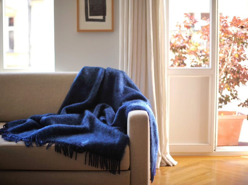 Mohairdecke leicht  für Sofa mit leuchtender Farbe blau gewebt aus Mohair und Wolle als zeitloses Plaid und Wolldecke für ein lebendiges Interieur in luxuriösem Design und Nachhaltigkeit als das perfekte Geschenk für stilvolles Wohnen und Wohlfühlen