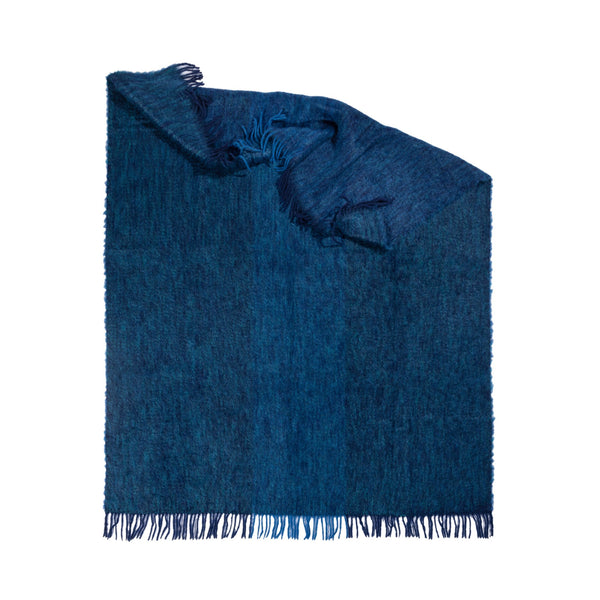 Mohairdecke mit leuchtender Farbe blau gewebt aus Mohair und Wolle als zeitloses Plaid und Wolldecke für ein lebendiges Interieur in luxuriösem Design und Nachhaltigkeit als das perfekte Geschenk für stilvolles Wohnen und Wohlfühlen