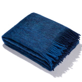 Mohairdecke mit leuchtender Farbe blau gewebt aus Mohair und Wolle als zeitloses Plaid und Wolldecke für Stil zu Hause in luxuriösem Design mit Nachhaltigkeit und das perfekte Geschenk für Wohnzimmer und Stil Liebhaber und in Gaskrise bei Energie Sparen und Heizkosten sparen im kalten Winter und Shop Berlin Wolldecken