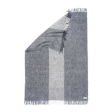 Mohairdecke mit leuchtender Farbe grau weiss gewebt aus Mohair und Wolle als zeitloses Plaid und Wolldecke für ein lebendiges Interieur in luxuriösem Design und Nachhaltigkeit als das perfekte Geschenk für stilvolles Wohnen und Wohlfühlen