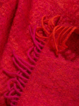 Mohairdecke mit leuchtender Farbe orange pink und flauschig gewebt aus Mohair und Wolle als zeitloses Plaid und Wolldecke für ein lebendiges Interieur in luxuriösem Design und Nachhaltigkeit als das perfekte Geschenk 