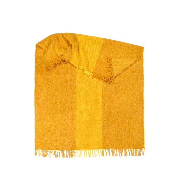 Mohairdecke mit leuchtender Farbe gelb gewebt aus Mohair und Wolle als zeitloses Plaid und Wolldecke für ein lebendiges Interieur in luxuriösem Design und Nachhaltigkeit als das perfekte Geschenk für stilvolles Wohnen und Wohlfühlen und Shop in Berlin