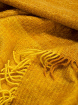 Mohairdecke mit leuchtender Farbe gelb und flauschig gewebt aus Mohair und Wolle als zeitloses Plaid und Wolldecke für ein lebendiges Interieur in luxuriösem Design und Nachhaltigkeit als das perfekte Geschenk 