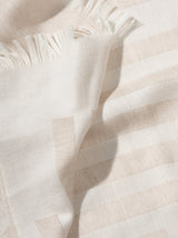 Schal Detail aus Merinowolle gewebt in beige und weich als Accessoire in Streifen Design mit Nachhaltigkeit als das perfekte Geschenk für Fashion Styling