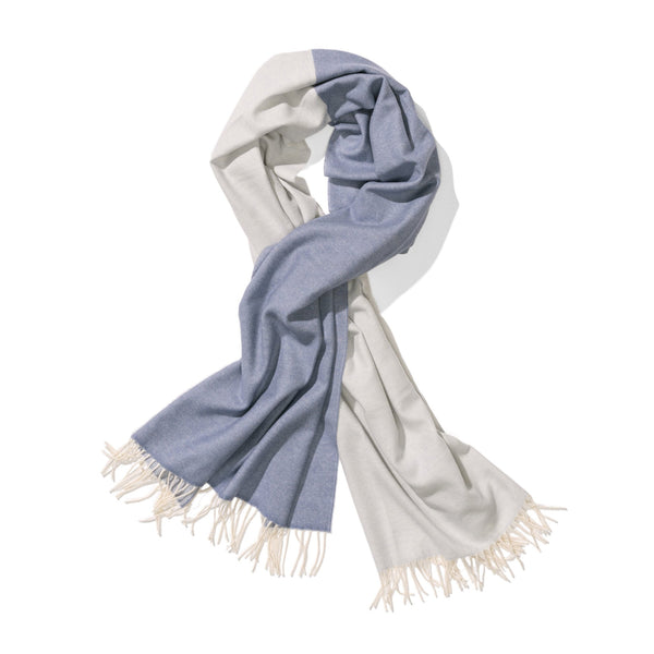 Schal aus Merinowolle Cashmere gewebt in blau und chic als Accessoire in Color Block Design mit Nachhaltigkeit als das perfekte Geschenk für Fashion Styling