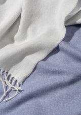 Schal Detail aus Merinowolle Cashmere leicht gewebt in blau und weich als Accessoire in Color Block Design mit Nachhaltigkeit als das perfekte Geschenk für Fashion Styling