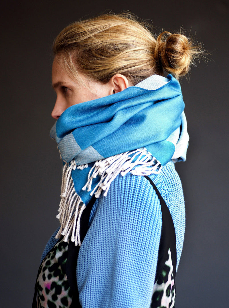 Schal im blau-weißen Muster gewebt aus Merino und Seide als elegantes Accessoire für Mode in Bauhaus-Design mit Nachhaltigkeit und als das perfekte Geschenk zum chic Stylen