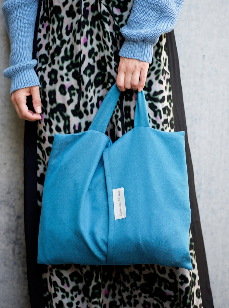 Schal im blau-weißen Muster aus Merino gewebt und Seide als zeitloses Accessoire für Mode im Design mit leuchtenden Farben und Nachhaltigkeit und als perfektes Geschenk als Keypiece