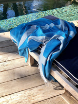 Schal im blau-weißen Style aus Merino gewebt und Seide als zeitloses Accessoire für Mode im Design mit leuchtenden Farben und Nachhaltigkeit als Liebehaberstück verschenken