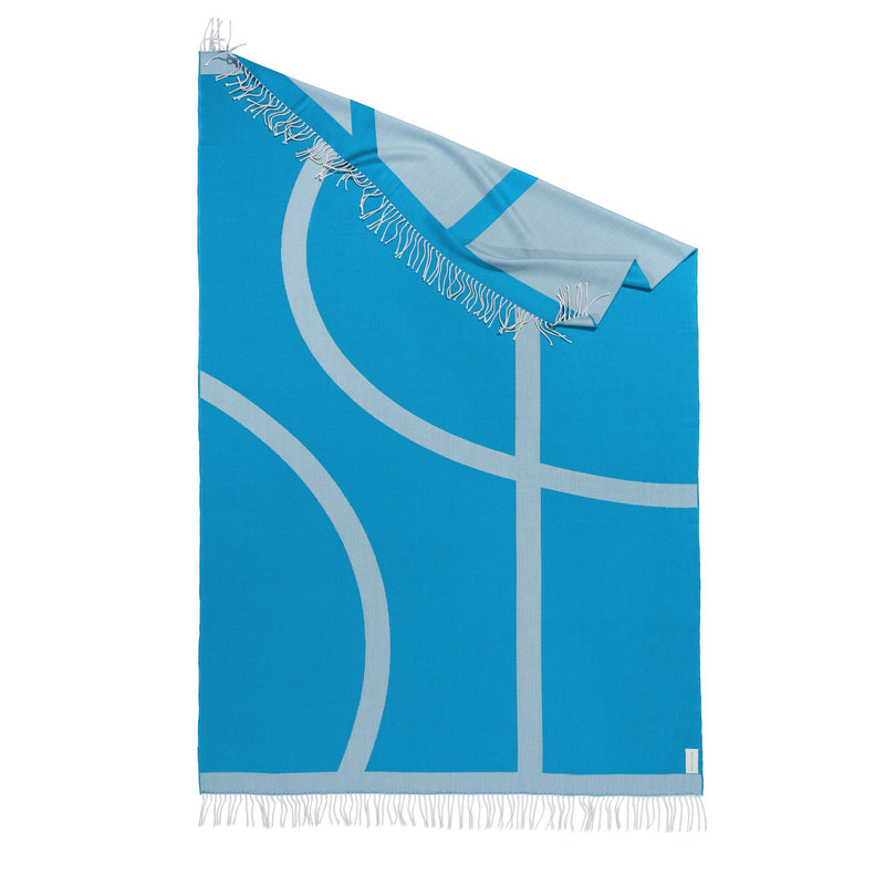 Schal im blau-weißen Muster im Bauhaus Stil aus Merinowolle und Seide gewebt als zeitloses Accessoire für Mode in luxuriösem maritimen Design mit Nachhaltigkeit und als das perfekte Geschenk für Cooconing