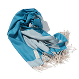 Schal im blau-weißen Muster im Bauhaus Stil aus Merinowolle und Seide gewebt als zeitloses Accessoire für Mode in luxuriösem maritimen Design mit Nachhaltigkeit und als das perfekte Geschenk für dress up