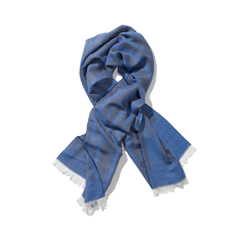 Schal aus Merinowolle gewebt in cobalt blau und chic als Accessoire in Streifen Muster Design mit Nachhaltigkeit als das perfekte Geschenk für Fashion Styling
