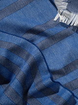 Schal Detail aus Merinowolle gewebt in cobalt blau und weich als Accessoire in Streifen Design mit Nachhaltigkeit als das perfekte Geschenk für Fashion Styling