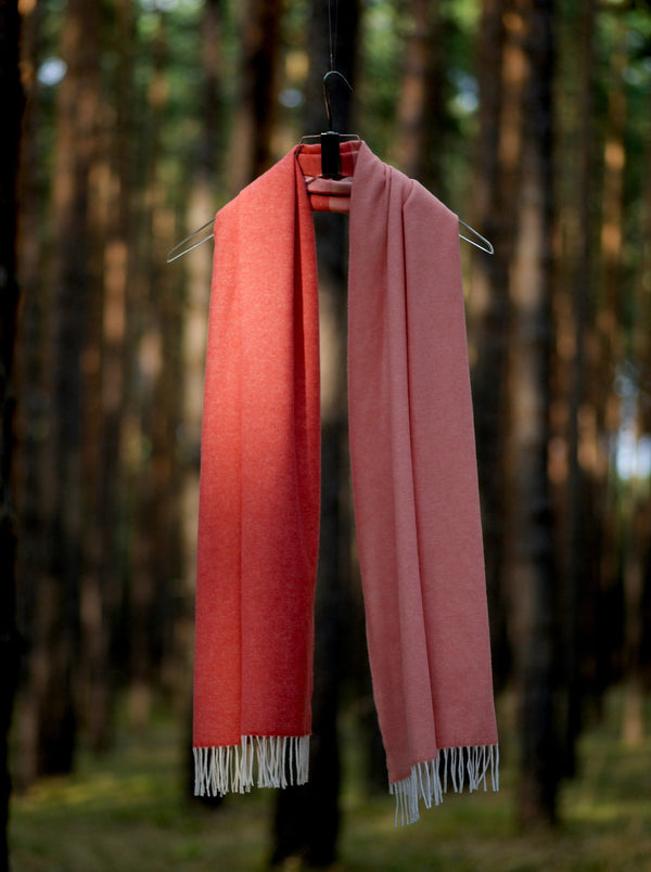 Schal Detail aus Merinowolle Cashmere luxuriös gewebt in coralle lachsfarben chic als Accessoire in reduziertem Design mit Nachhaltigkeit als das perfekte Geschenk für Fashion Styling alle Jahreszeiten