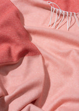 Schal Detail aus Merinowolle Cashmere leicht gewebt in coralle lachsfarben und weich als Accessoire in Color Block Design mit Nachhaltigkeit als das perfekte Geschenk für Fashion Styling