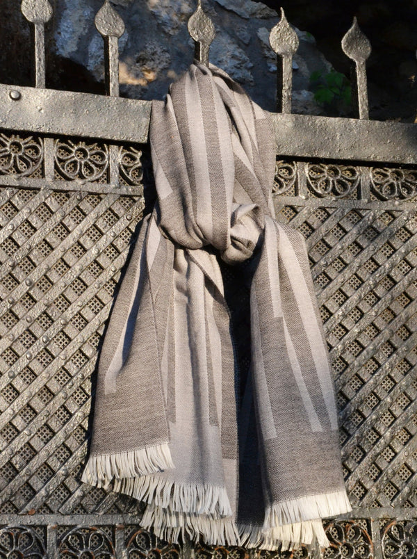 Schal mit Streifen Muster dunkelgrau gewebt aus Merino als elegantes Accessoire für Mode monochromen Design mit Nachhaltigkeit und als das perfekte Geschenk für effortless chic 