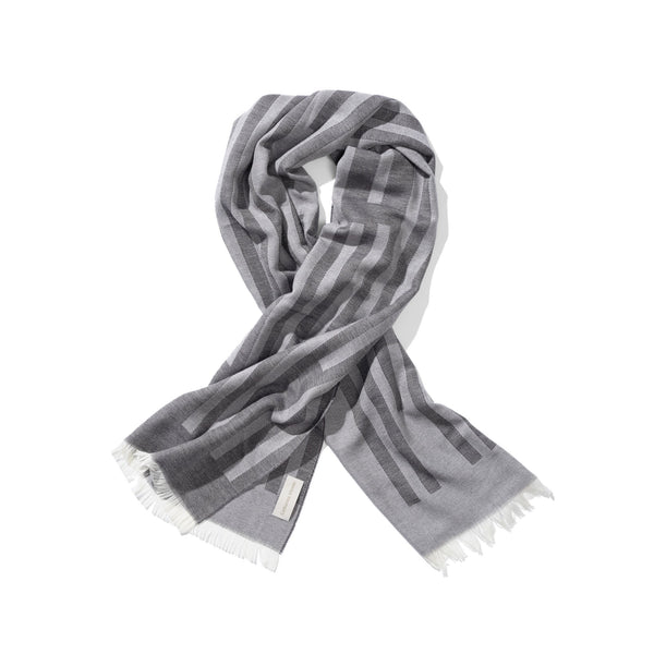 Schal aus Merinowolle gewebt in dunkel grau anthrazit und chic als Accessoire in Streifen Muster Design mit Nachhaltigkeit als das perfekte Geschenk für Fashion Styling