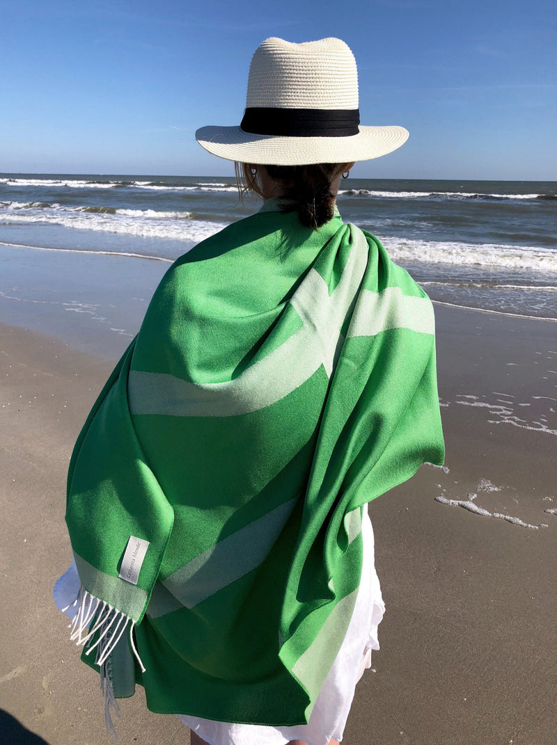 Schal im grün-weißen Muster gewebt aus Merino und Seide als elegantes Accessoire für Mode in Bauhaus-Design mit Nachhaltigkeit und als das perfekte Geschenk zum chic Stylen