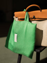 Schal im grün-weißen Muster aus Merino gewebt und Seide als zeitloses Accessoire für Mode im Design mit leuchtenden Farben und Nachhaltigkeit und als perfektes Geschenk als Keypiece