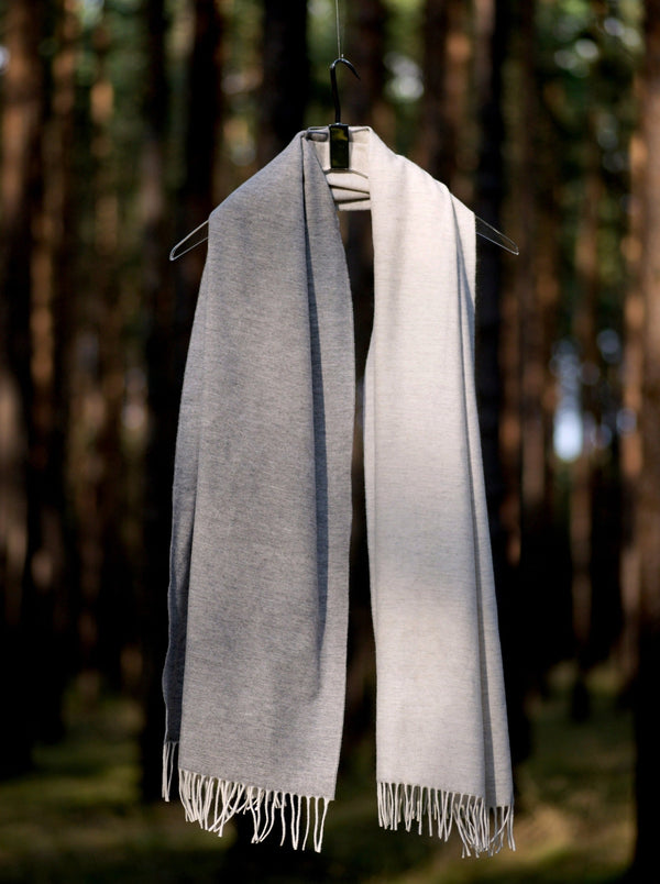 Schal Detail aus Merinowolle Cashmere luxuriös gewebt in grau chic als Accessoire in reduziertem Design mit Nachhaltigkeit als das perfekte Geschenk für Fashion Styling alle Jahreszeiten
