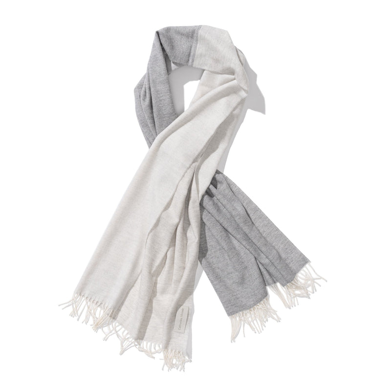 Schal aus Merinowolle Cashmere gewebt in grau und chic als Accessoire in Color Block Design mit Nachhaltigkeit als das perfekte Geschenk für Fashion Styling
