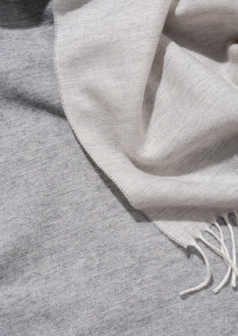 Schal Detail aus Merinowolle Cashmere leicht gewebt in grau und weich als Accessoire in Color Block Design mit Nachhaltigkeit als das perfekte Geschenk für Fashion Styling