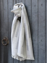 Schal mit Streifen Muster hellgrau gewebt aus Merino als elegantes Accessoire für Mode monochromen Design mit Nachhaltigkeit und als das perfekte Geschenk zum chic Stylen 