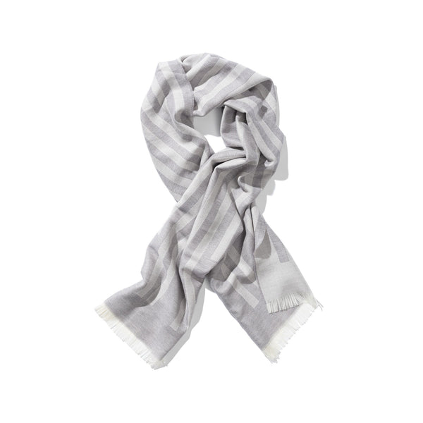 Schal aus Merinowolle gewebt in grau und chic als Accessoire in Streifen Muster Design mit Nachhaltigkeit als das perfekte Geschenk für Fashion Styling