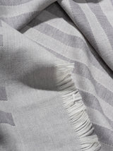 Schal Detail aus Merinowolle gewebt in hellgrau und weich als Accessoire in Streifen Design mit Nachhaltigkeit als das perfekte Geschenk für Fashion Styling
