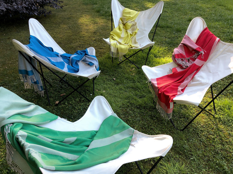 Schals in kräftigen Farben aus Merino gewebt und Seide als zeitloses Accessoire für Mode im Design und Nachhaltigkeit und als perfektes Geschenk für Sommer