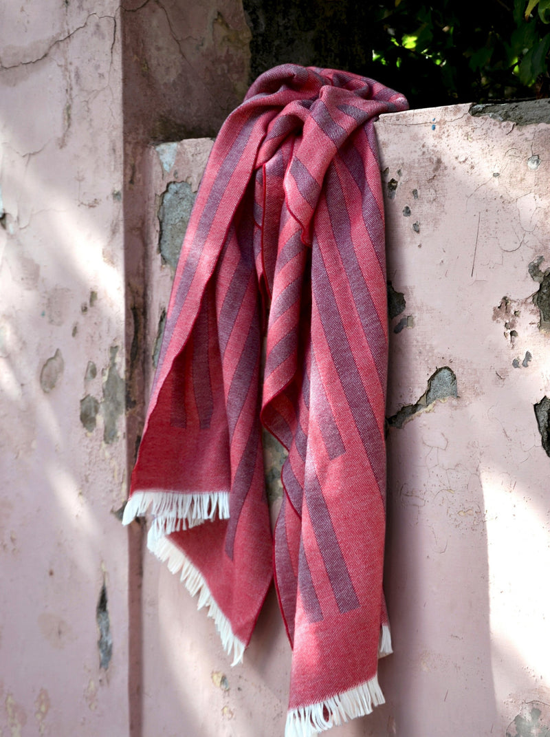 Schal mit Streifen Muster rot Beere gewebt aus Merino als elegantes Accessoire für Mode monochromen Design mit Nachhaltigkeit und als das perfekte Geschenk zum chic Stylen 