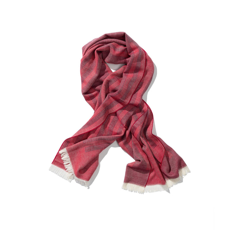 Schal aus Merinowolle gewebt in rubin rot und chic als Accessoire in Streifen Muster Design mit Nachhaltigkeit als das perfekte Geschenk für Fashion Styling