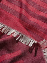 Schal Detail aus Merinowolle gewebt in rubin rot und weich als Accessoire in Streifen Design mit Nachhaltigkeit als das perfekte Geschenk für Fashion Styling
